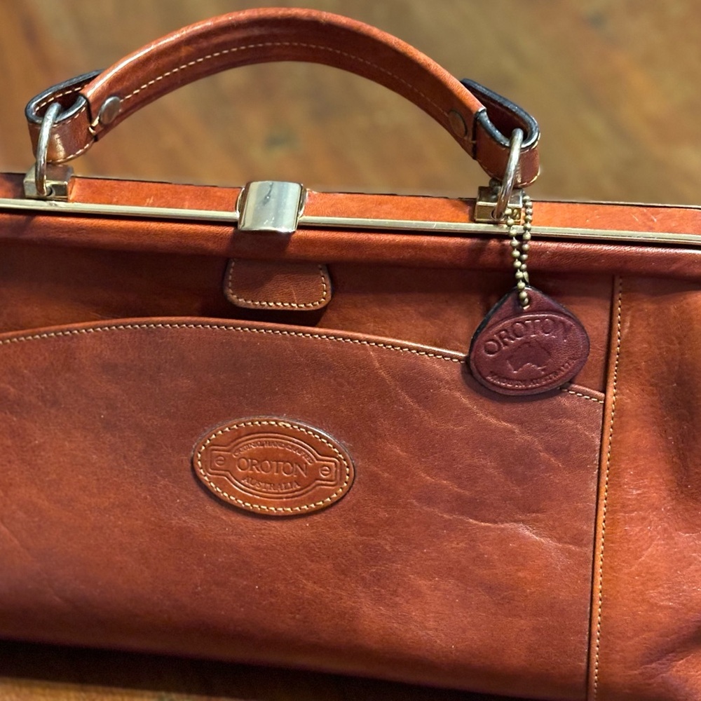 Oroton (Australia) vintage leather doctor style bag. Crossbody strap. 12x7x5